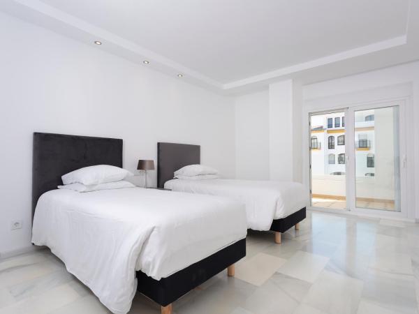 B51 Executive Flats Marbella : photo 7 de la chambre appartement 4 chambres de luxe avec vue sur la mer