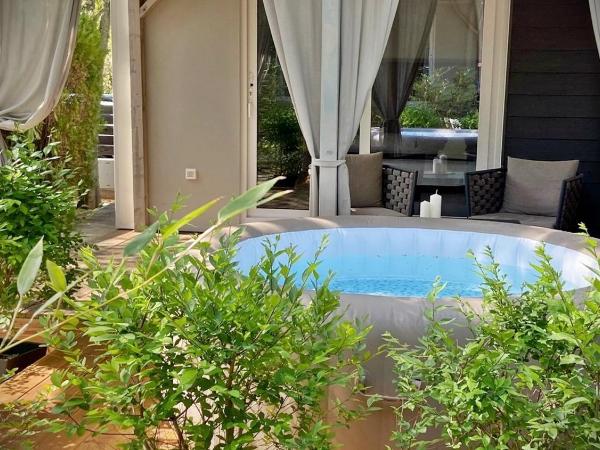 Boutique Mobile Homes UlikaRovinj : photo 10 de la chambre pet friendly one bedroom mobile home with terrace and hot tub