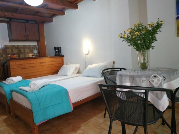 Guesthouse Chryssoula : photo 3 de la chambre chambre lits jumeaux avec balcon