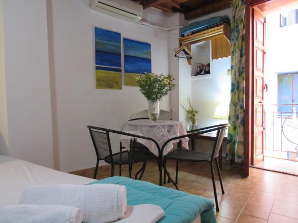 Guesthouse Chryssoula : photo 9 de la chambre chambre lits jumeaux avec balcon