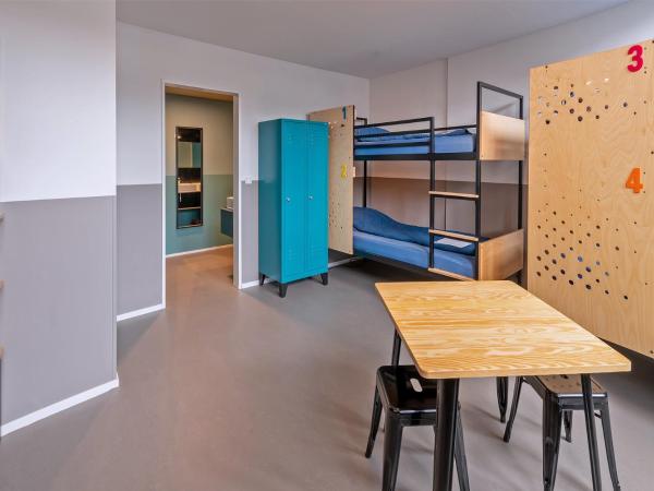 Stayokay Hostel Den Haag : photo 3 de la chambre lit dans dortoir mixte de 6-8 lits avec douche