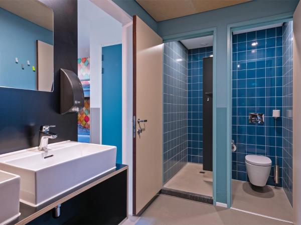 Stayokay Hostel Den Haag : photo 7 de la chambre lit dans dortoir mixte de 6-8 lits avec douche