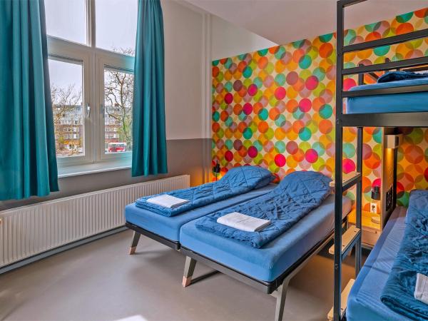 Stayokay Hostel Den Haag : photo 2 de la chambre chambre familiale quadruple avec salle de bains privative et douche