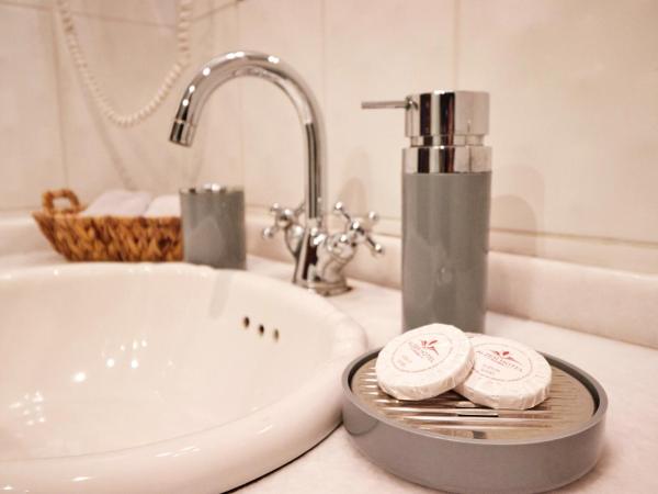 Alzer Hotel Special Class : photo 5 de la chambre suite lit king-size - vue sur mosquée bleue et mer