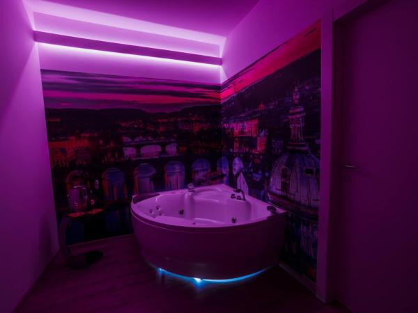 Hotel Seven Rooms : photo 9 de la chambre chambre lit king-size avec baignoire spa - dépendance