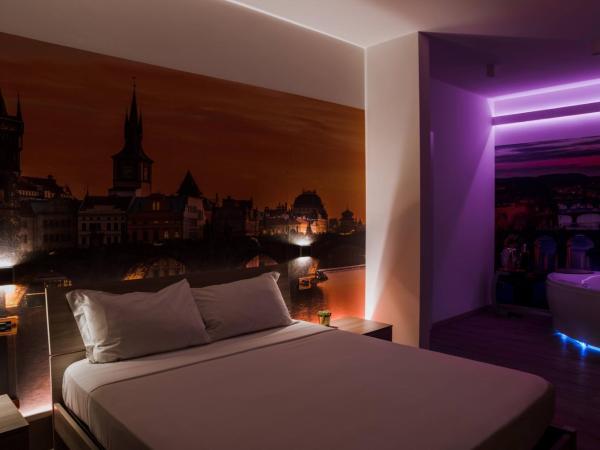 Hotel Seven Rooms : photo 10 de la chambre chambre lit king-size avec baignoire spa - dépendance