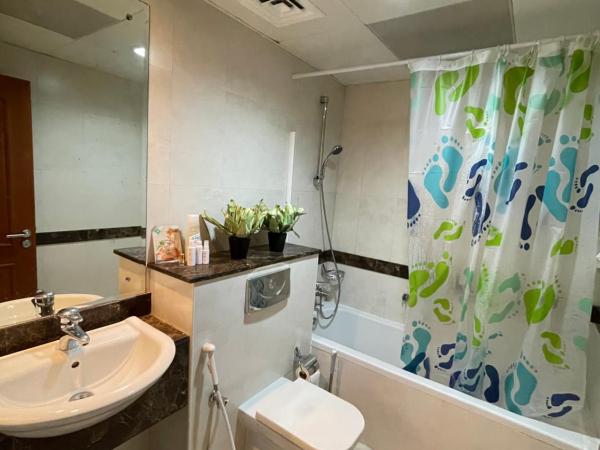 Dubai Backpackers : photo 10 de la chambre chambre double ou lits jumeaux avec balcon