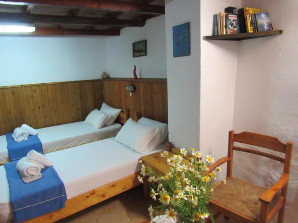 Guesthouse Chryssoula : photo 9 de la chambre chambre lits jumeaux spacieuse