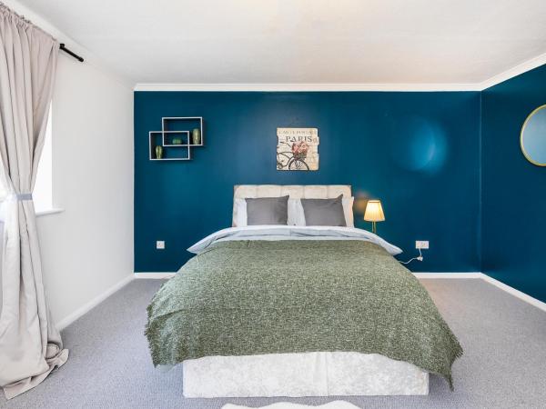 Inglewood Hub : photo 1 de la chambre chambre lit queen-size avec salle de bains commune 