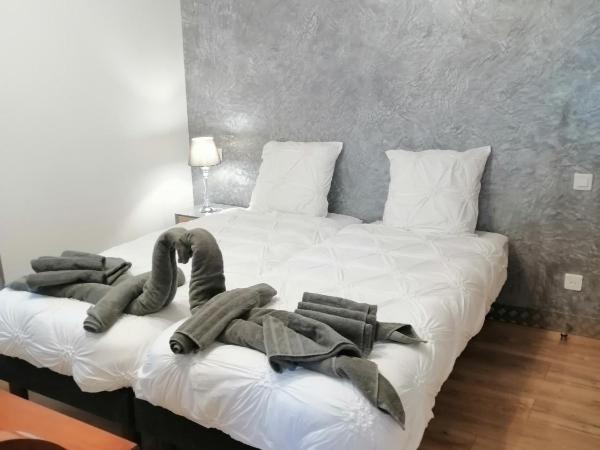 chambres d'hôte le breuil : photo 1 de la chambre chambre lits jumeaux - vue sur jardin