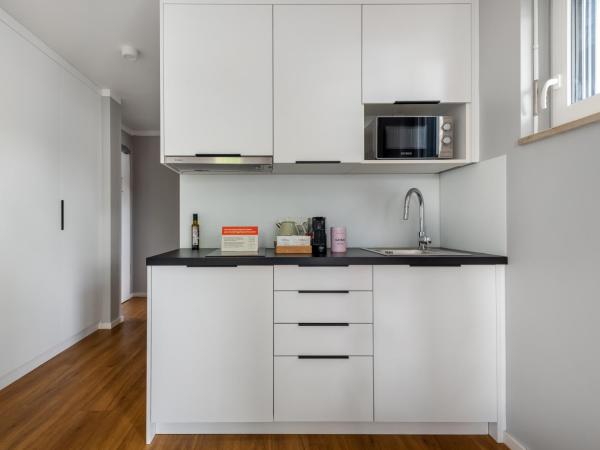 numa I Munico Apartments : photo 4 de la chambre large studio with kitchenette and balcony