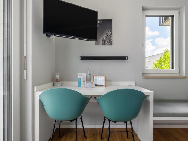 numa I Munico Apartments : photo 2 de la chambre large studio with kitchenette and balcony