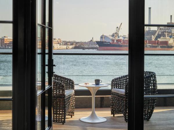 Sagamore Pendry Baltimore : photo 2 de la chambre hébergement lit king-size avec balcon - côté port