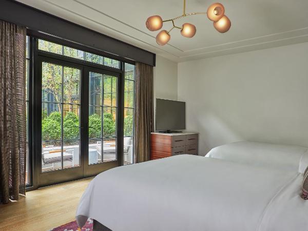 Sagamore Pendry Baltimore : photo 2 de la chambre hébergement lit queen-size - côté cour