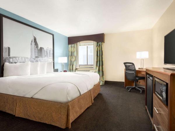 Super 8 by Wyndham Nashville Airport North : photo 2 de la chambre chambre lit king-size avec douche accessible en fauteuil roulant - adaptée aux personnes à mobilité réduite/non-fumeurs