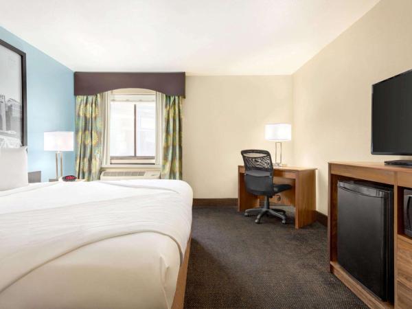 Super 8 by Wyndham Nashville Airport North : photo 3 de la chambre chambre lit king-size - accessible aux personnes à mobilité réduite - non-fumeurs