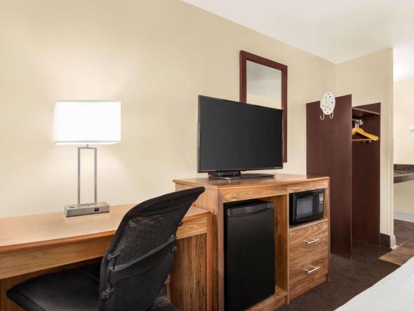 Super 8 by Wyndham Nashville Airport North : photo 1 de la chambre chambre lit king-size - accessible aux personnes à mobilité réduite - non-fumeurs