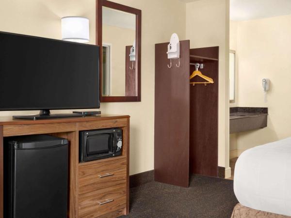 Super 8 by Wyndham Nashville Airport North : photo 1 de la chambre chambre queen simple