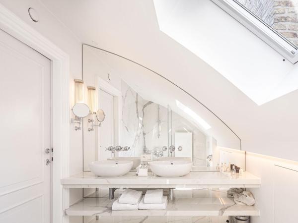 De Tuilerieën - Small Luxury Hotels of the World : photo 3 de la chambre chambre de charme avec balcon