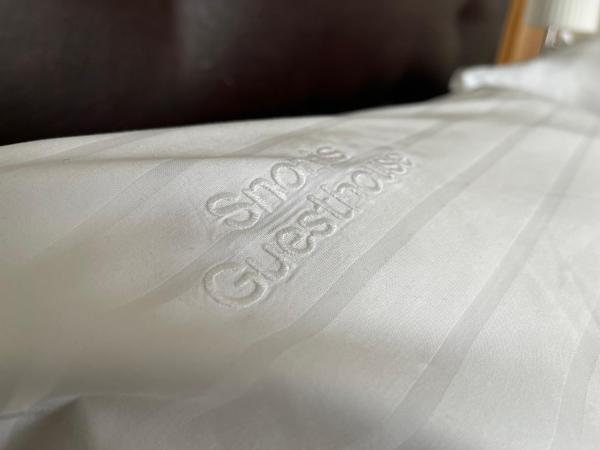 Snorri's Guesthouse : photo 8 de la chambre chambre double avec salle de bains privative