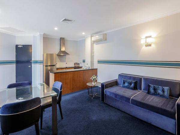 Ramada Diplomat Canberra : photo 7 de la chambre suite king spa