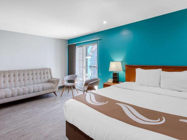 Quality Inn Near Hollywood Walk of Fame : photo 5 de la chambre suite lit king-size et canapé avec balcon - non-fumeurs