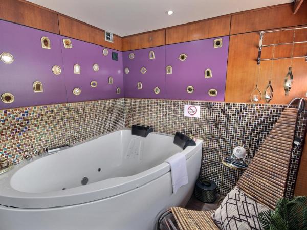 VIP Paris Yacht Htel & Spa : photo 5 de la chambre suite avec jacuzzi