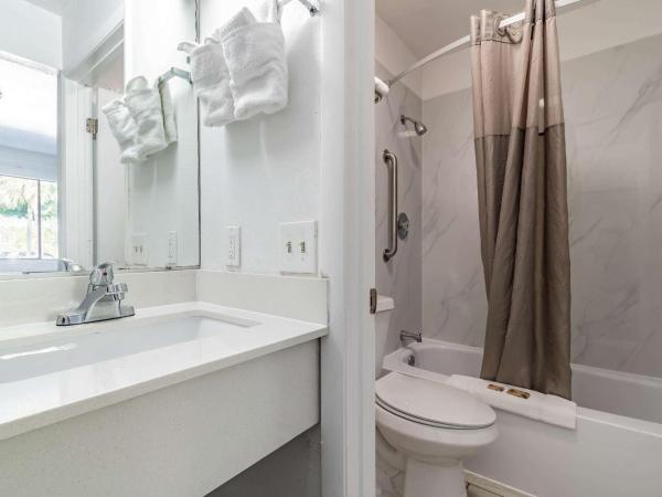 Motel 6 Tampa Near Fairgrounds - Casino : photo 3 de la chambre chambre lit king-size - non-fumeurs