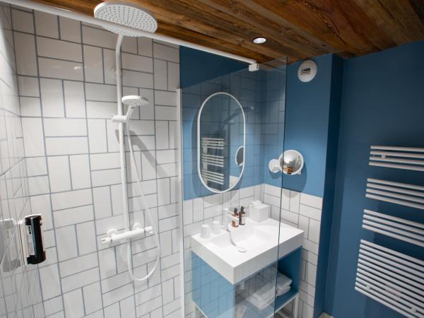 Hôtel Névé : photo 10 de la chambre chambre familiale avec balcon