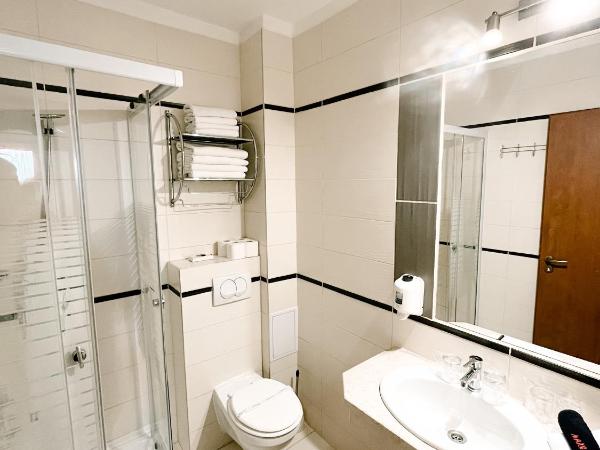 Hotel Korona Wellness, Rendezvény és Borszálloda : photo 3 de la chambre chambre familiale avec balcon