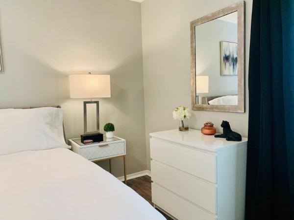 Blue-Door @Maywood - Modern Spaces : photo 2 de la chambre chambre lit king-size