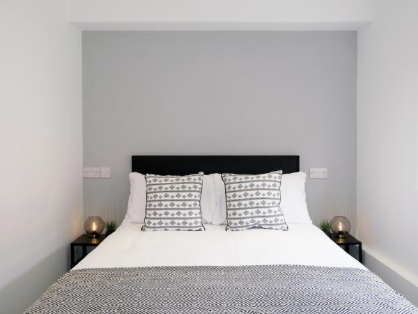 The Kop End Hotel by Serviced Living Liverpool : photo 1 de la chambre chambre double avec salle de bains privative