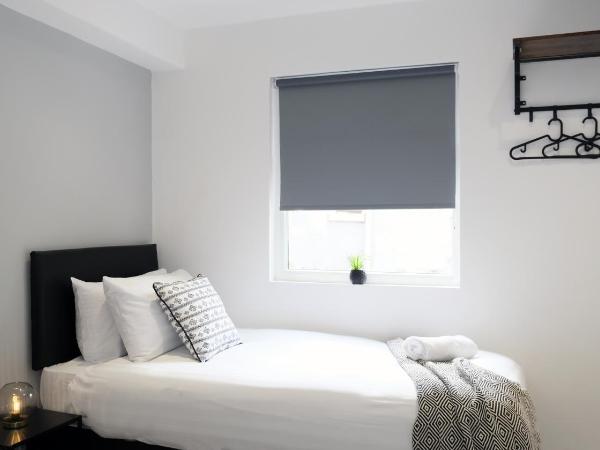 The Kop End Hotel by Serviced Living Liverpool : photo 9 de la chambre chambre lits jumeaux avec salle de bains privative