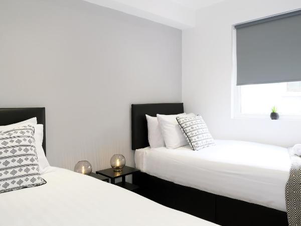 The Kop End Hotel by Serviced Living Liverpool : photo 3 de la chambre chambre lits jumeaux avec salle de bains privative