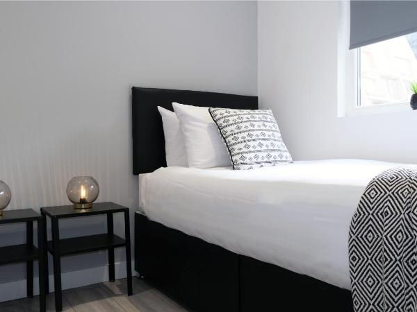 The Kop End Hotel by Serviced Living Liverpool : photo 10 de la chambre chambre lits jumeaux avec salle de bains privative