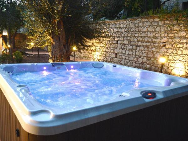 Hotel Continental : photo 2 de la chambre villa 3 chambres avec jacuzzi et jardin privé