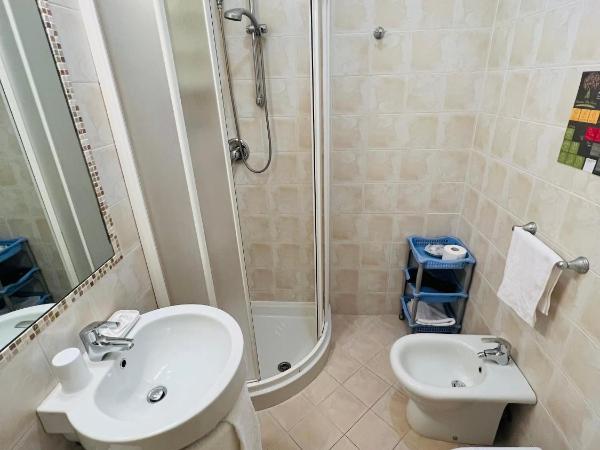 Hotel Betty : photo 9 de la chambre chambre quadruple