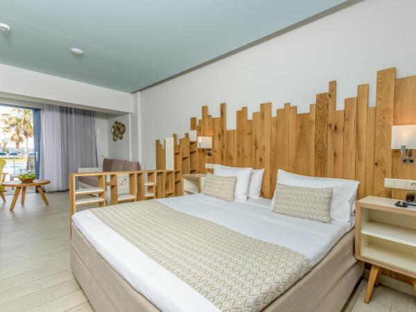 Lyttos Beach : photo 4 de la chambre suite junior avec piscine commune - côté mer (2 adultes)