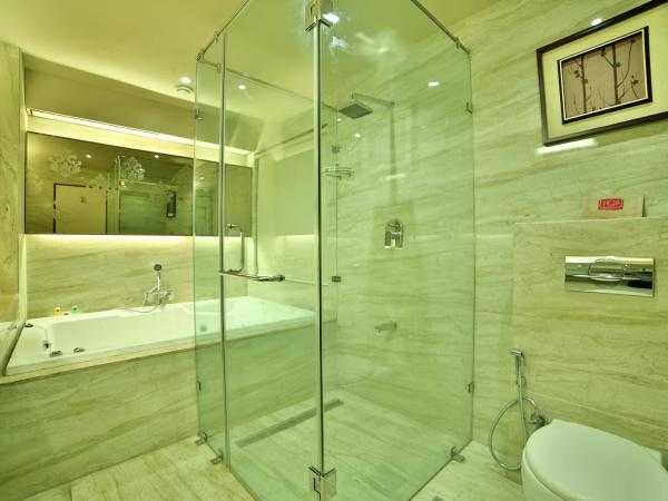 HOTEL G EXPRESS Formerly Known as TGB Express : photo 2 de la chambre premium room with jacuzzi ( locals and unmarried couples are not allowed)