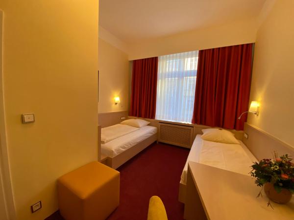 Hotel ADRIA München : photo 2 de la chambre chambre lits jumeaux