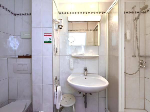 Hotel ADRIA München : photo 5 de la chambre chambre lits jumeaux