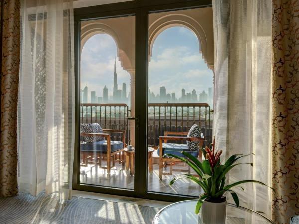 Four Seasons Resort Dubai at Jumeirah Beach : photo 5 de la chambre chambre lit king-size premium - vue sur horizon de dubaï