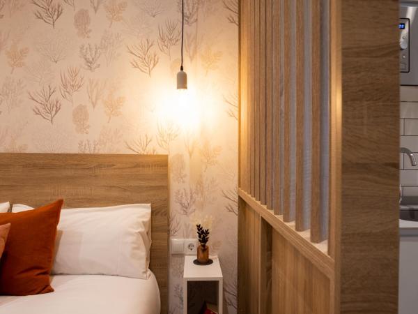 FLORIT FLATS - The Serreria Rooms : photo 8 de la chambre chambre familiale avec salle de bains privative