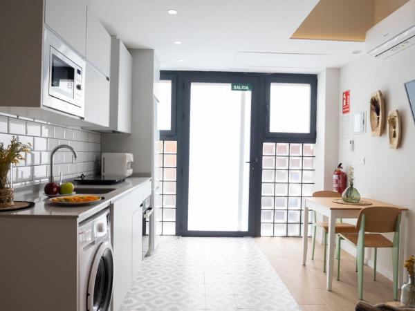 FLORIT FLATS - The Serreria Rooms : photo 2 de la chambre chambre triple Économique avec salle de bains commune