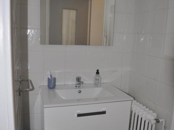 Amido Zen : photo 5 de la chambre chambre double avec salle de bains et toilettes privatives