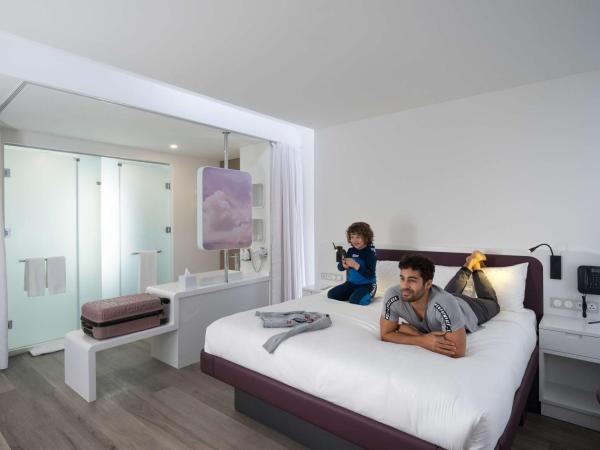 YOTELAIR Istanbul Airport, Duty free - International Transit area : photo 2 de la chambre chambre lit king-size deluxe