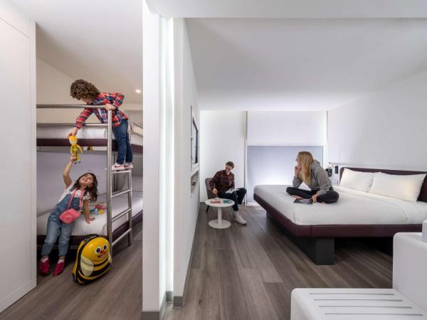 YOTELAIR Istanbul Airport, Duty free - International Transit area : photo 8 de la chambre chambre familiale