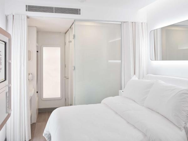 YOTELAIR Istanbul Airport, Duty free - International Transit area : photo 6 de la chambre chambre lit queen-size