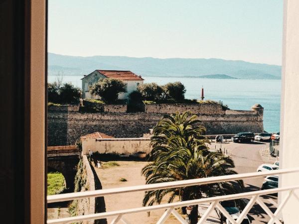 Hotel San Carlu Citadelle Ajaccio : photo 9 de la chambre chambre - vue sur mer