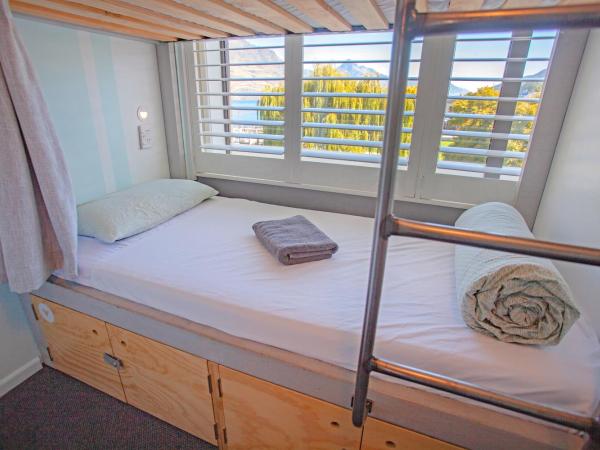 Absoloot Hostel Queenstown : photo 1 de la chambre lit simple dans chambre 6 lits avec salle de bains privative